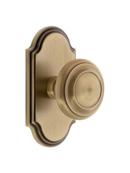 Grandeur Arc Rosette Door Set with Circulaire Knobs in Antique Brass.